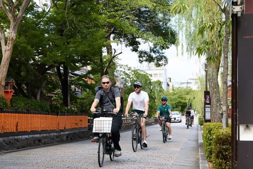 Kyoto: Hidden Gems E-Bike Tour Through Backstreets & Temples - Getting started in Gion at the Kyoto Tourist Lounge