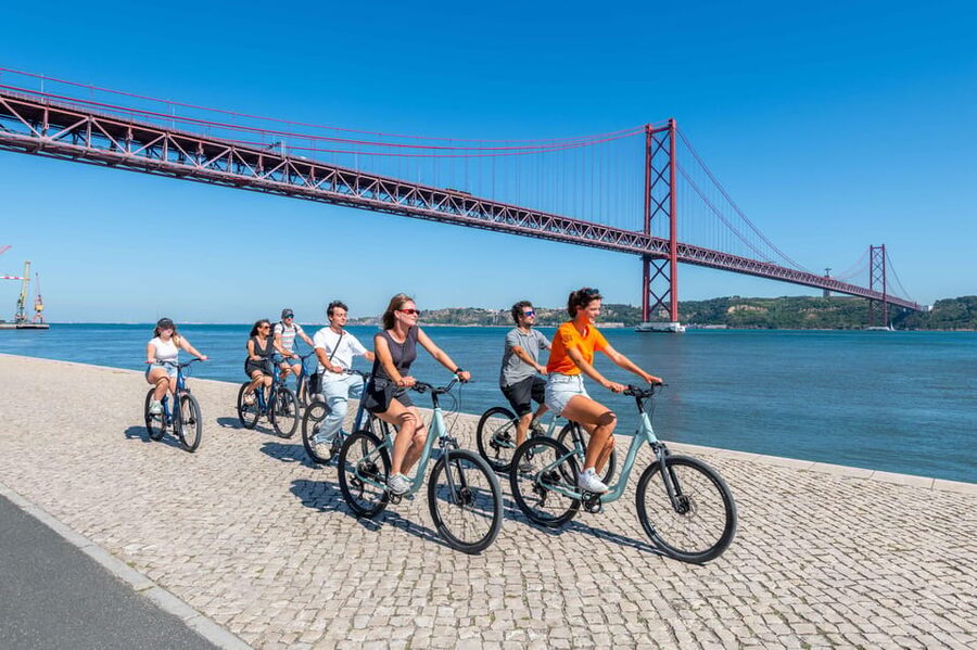 Lisbon Bike Tour: Langs de rivier van Belém naar Lissabon - Praça Dom Pedro IV and St. Dominic’s Square: the tour turns into a photo walk