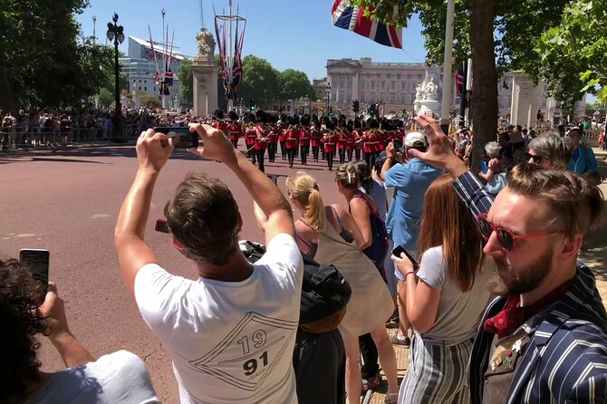 London Bike Tour: Landmarks, Secret Gems, Pub Stop & Street Art - Buckingham Palace, Admiralty Arch, and Trafalgar Square Photos That Work