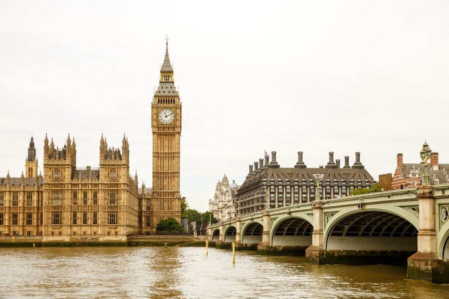 London: Classic Gold 3.5-Hour Bike Tour - Trafalgar Square and Covent Garden: a safe walk plus street show energy