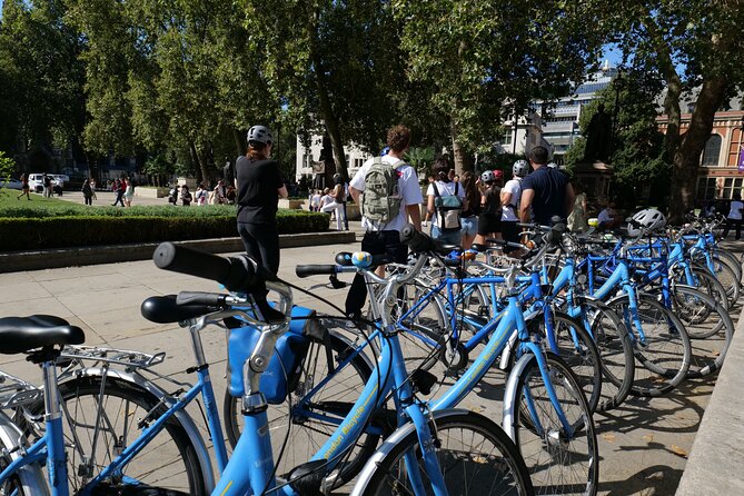 London Classic Landmarks Bike Tour with Local Guide - Mid-tour break: Lincoln’s Inn Fields and the legal district feel
