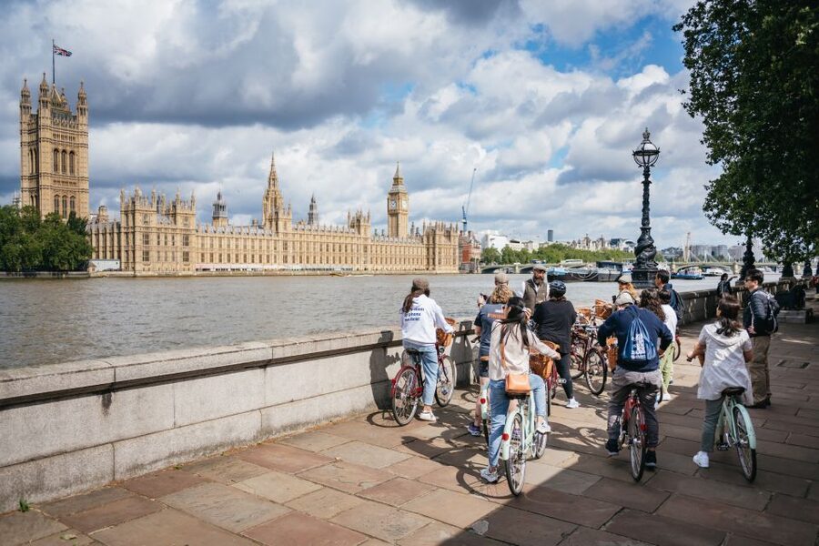 London: Landmarks & Secrets Bike Tour with Pub & Street Art - St James’s Park to Buckingham Palace: Royal Sights With Room for Real Photos