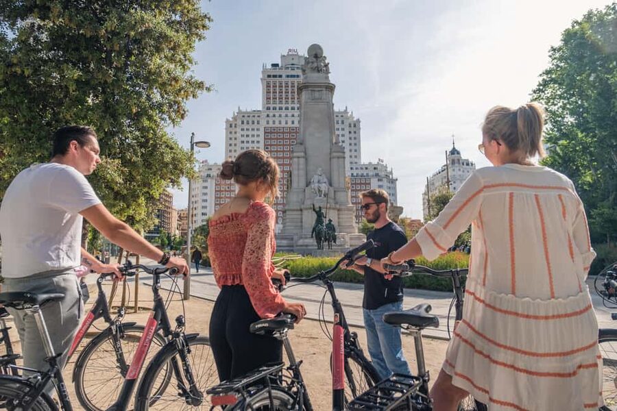 Madrid: 3 h. Guided Highlights Bike Tour with Optional Tapas - Meeting at Tim Bikes: The Start That Gets You Rolling Fast