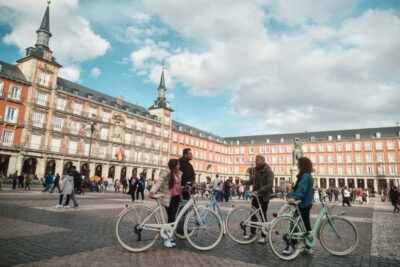 Madrid: Highlights Guided Vintage Bike Tour and Tapas Option - Meeting at C. de Moratín 29 and what to know about the bikes