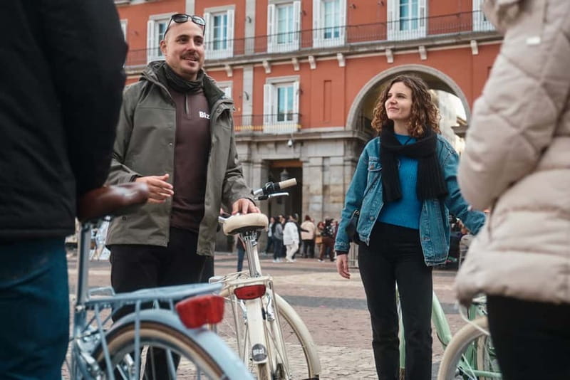 Madrid: Highlights Guided Vintage Bike Tour and Tapas Option - San Jerónimo el Real to Retiro Park: a real break for your legs