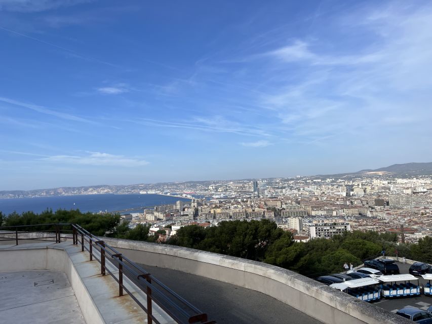 Marseille: Sightseeing E-Bike Tour - L’Ombrière and the Vieux Port: design by Norman Foster meets the port’s nonstop energy