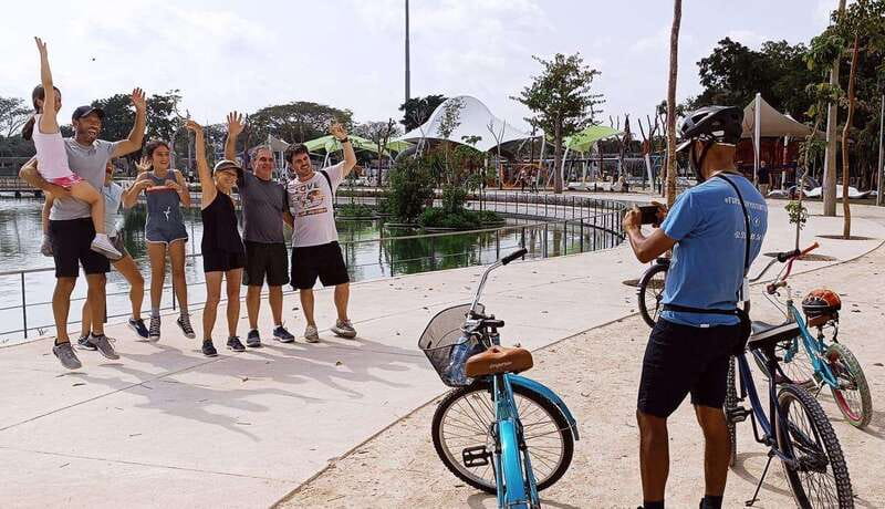 Mérida: Montejo Boulevard and Historic Center bike tour - The quieter stops: mansions, “golden age” connections, and a chance to ask questions