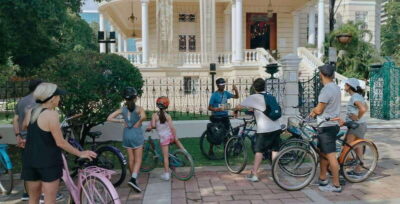Mérida: Montejo Boulevard and Historic Center bike tour - Paseo Montejo bike lanes: shade, palms, and the Monument to the Homeland