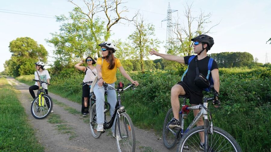 Milan: Bike Tour with Picnic on the turtle lake - Boscoincittà: where the first hour feels like an escape route