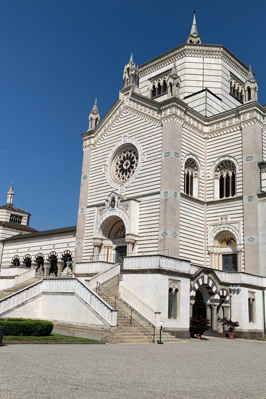 Milan: City Highlights Bike Tour - Duomo, Galleria Vittorio Emanuele II, and the walk-and-look rhythm