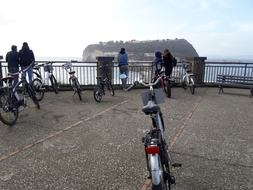 Naples: Panoramic E-Bike Tour - Lungomare Caracciolo to Rotonda Diaz: seeing the gulf from street level