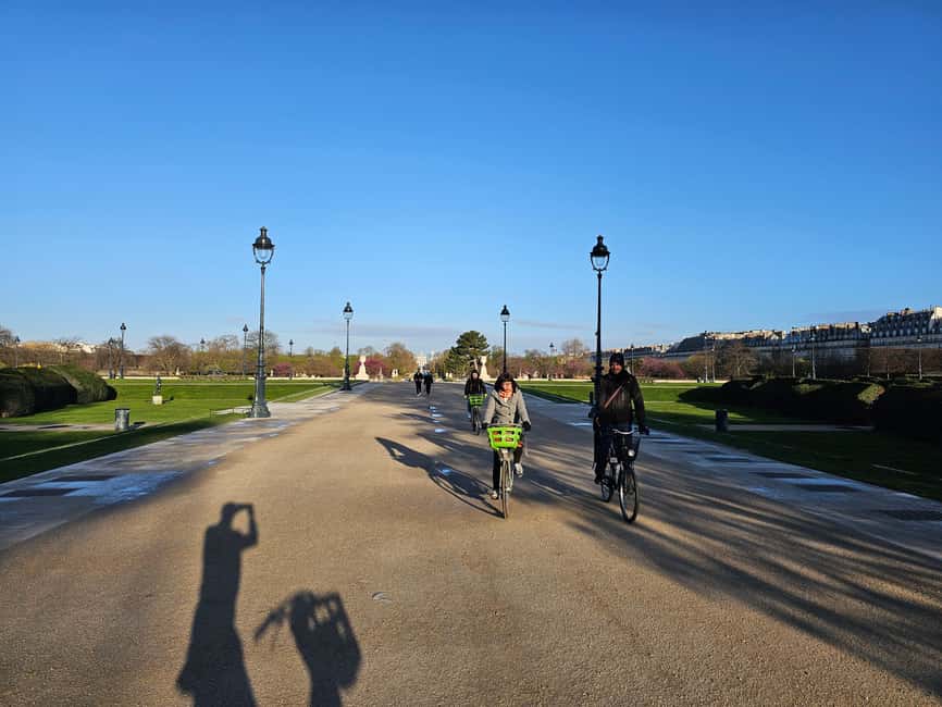 Paris Before the Crowds: Sunrise Bike Tour with Breakfast - Moving along the Seine and crossing Pont Alexandre III