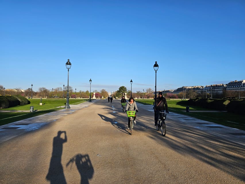 Paris Before the Crowds: Sunrise Bike Tour with Breakfast - Eiffel Tower: the photo moment without the crowd wall