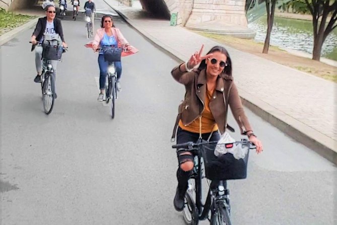 Paris: Charming Nooks and Crannies Bike Tour - A 3-hour bike tour that connects Paris neighborhoods, not just monuments