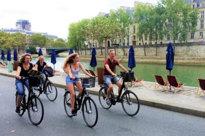 Paris: Charming Nooks and Crannies Bike Tour - Getting started at Hôtel de Ville: the red umbrella meet-up