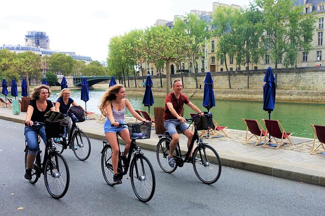 Paris: Charming Nooks and Crannies Bike Tour - Getting started at Hôtel de Ville: the red umbrella meet-up