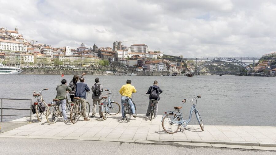 Porto: 3-Hour Bike Tour - Arrábida Bridge, Tripeiros, and fountains: photo stops that also teach the city