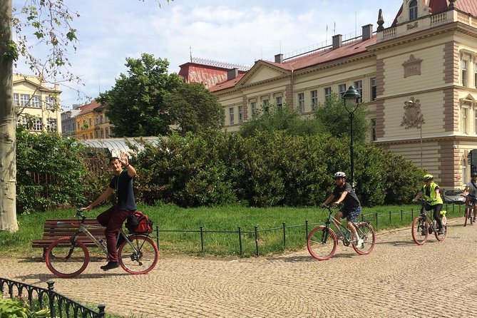 Prague Bike Tour - Stunning Viewpoints, Castle, City & Park - Prague Castle Area: What You See (and What You Don’t)