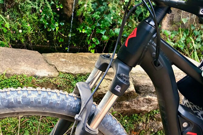 Relaxed E-bike in the backroads of Cascais and Sintra - How hard is it: hills, mixed surfaces, and smart clothing choices