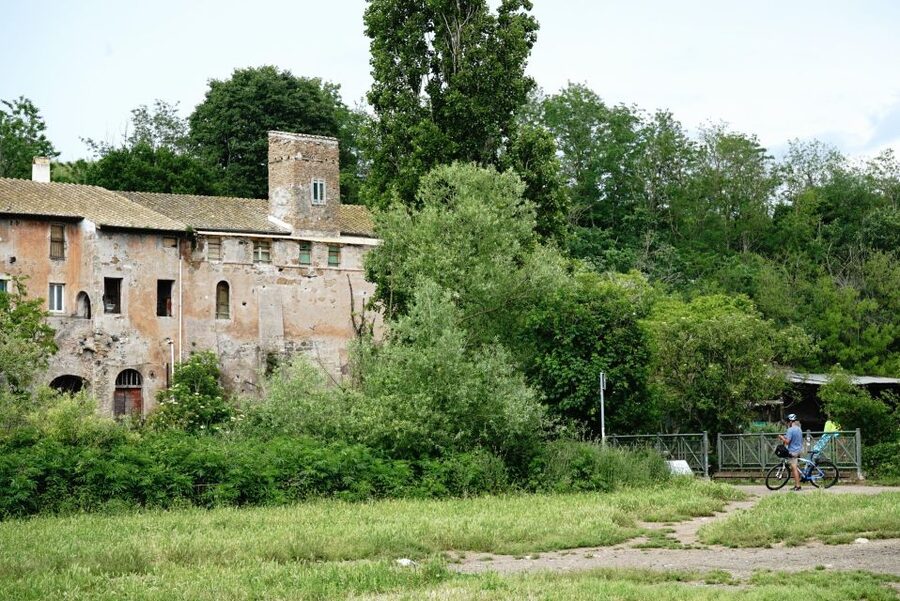 Rome: Appian Way, Catacombs & Roman Aqueducts Top EBike Tour - Meeting at Via Labicana 49 and getting rolling fast