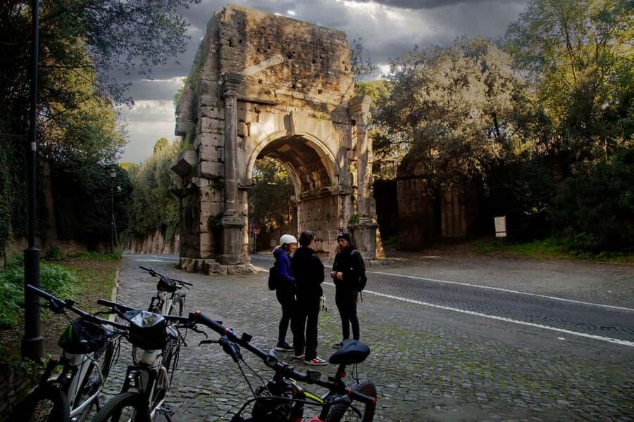 Rome: Appian Way Underground Catacombs Bike Tour with Lunch - Key points before you go