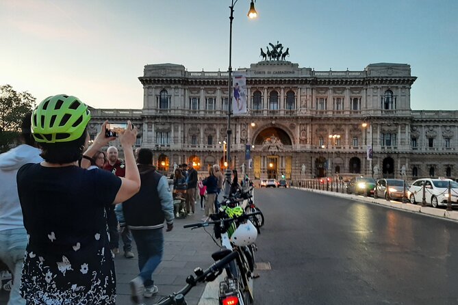 Rome by Night E-Bike Tour with Pizza Option - The real challenge: crowds, traffic, and uneven Rome streets