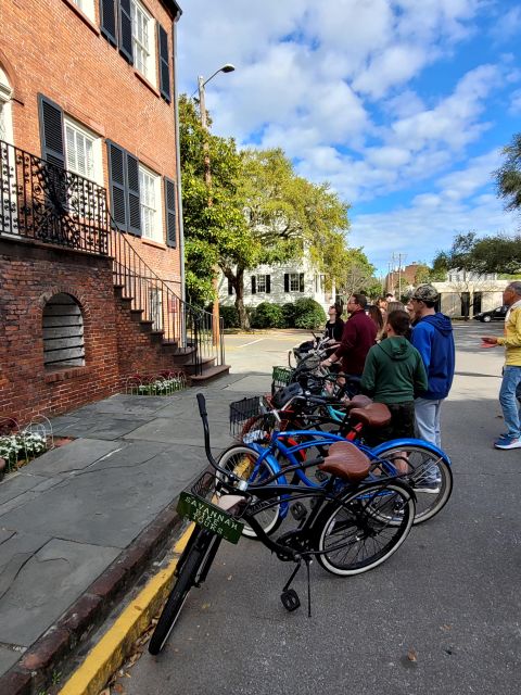 Savannah: Historical Bike Tour with Tour Guide - Live Oaks, Spanish moss, and the Forsyth Fountain photo moments