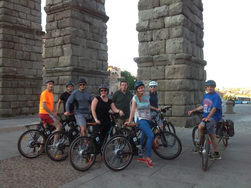 Segovia: guided route on an electric bicycle (ebike) - Iglesia parroquial de San Lorenzo: sliding into the medieval wall area