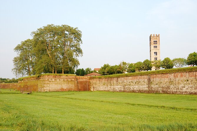 Self-guided Bike Tour from Lucca to Pisa - Stop 2: following Lucca’s ancient streets without losing the thread