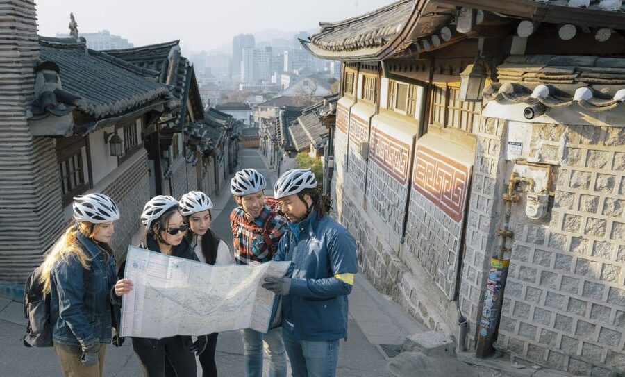 Seoul: City Highlights Morning eBike Tour - West Village and the snack-and-backstreet part of the morning