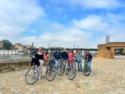 Sevilla: 100% Nederlandstalige Highlights Tour op E-BIKE - Meeting in Santa Cruz: finding Rent a Bike Sevilla behind Jardines de Murillo