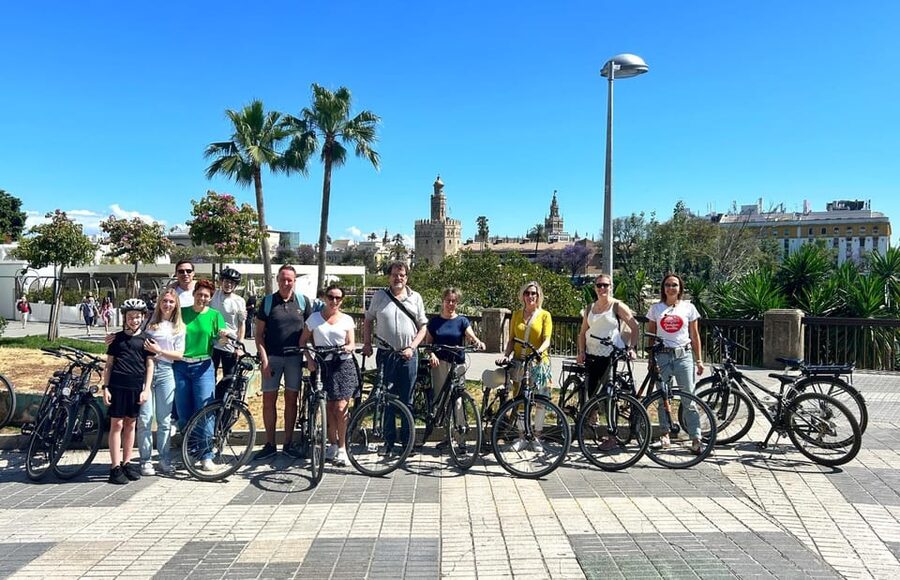 Sevilla: 100% Nederlandstalige Highlights Tour op E-BIKE - Plaza de España and Maria Luisa Park: the postcard stop with real context