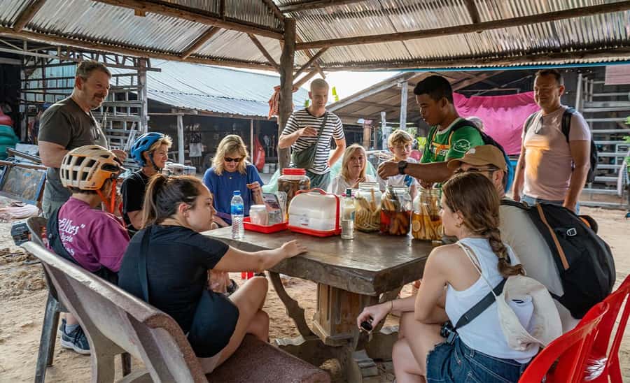 Siem Reap: Guided Countryside Bike Tour - Lotus farms and village craft browsing (with included bites)