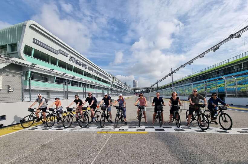 Singapore: Historical Half-Day Bike Tour - Chinatown break time: snack, drink, and tasting like a local