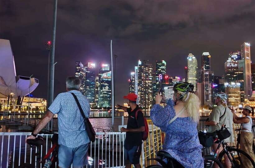 Singapore: Marina Bay Night Tour by Bicycle - Photo stops that feel worth it, not forced