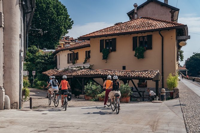 Small-group Milan Highlights e-Bike Tour - Piazza San Sepolcro: Renaissance facade, small square charm