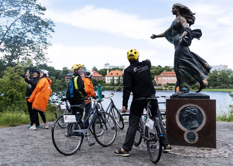 Stockholm: Guided Bike Tour - Djurgården and the Royal National City Park: gardens and wooden-house charm