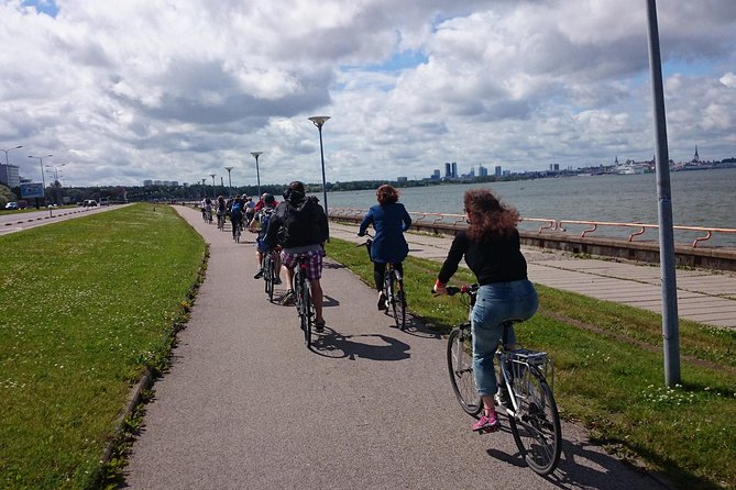 Tallinn Bicycle Sightseeing Tour - The cookie stop: a small local touch at the end