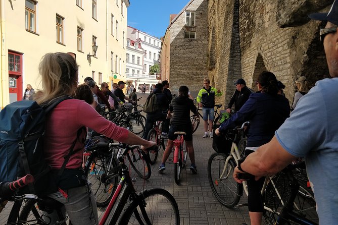 Tallinn Bike Tour with Electric Bikes - Stop 3: Kadriorg Palace and the Art Museum Stop
