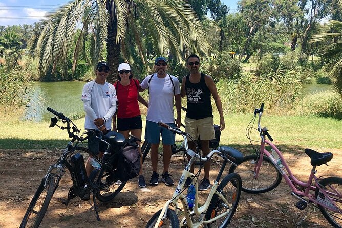 Tel Aviv Highlights Bike Tour - White City Streets and the UNESCO Bau House Stop