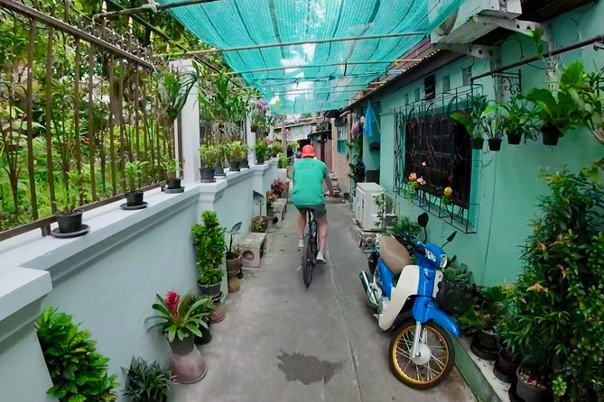 Thai Culture and Local Life 4- Hour Bangkok Bike Tour - Stop 1: Horseshoe Shrine and the Chinese Blessing Habit