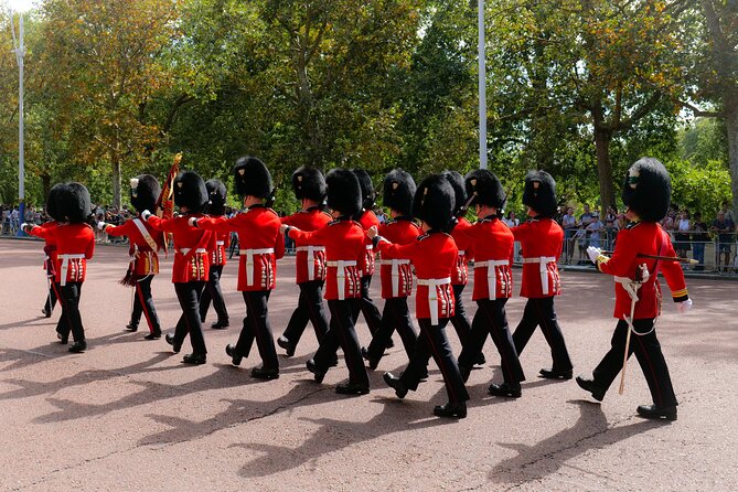 The Classic Highlights Bike Tour with a local guide - Buckingham Palace-area changing of the guard moment (schedule-dependent)