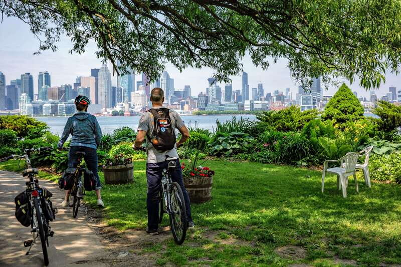 Toronto Waterfront and Islands Guided Bicycle Tour - Distillery District Stop: More Than a Photo Opportunity