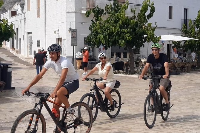 Tour Ebike Trulli Alberobello - Locorotondo stop: a focused 45 minutes in the center