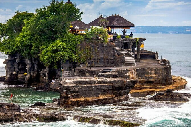 Ubud : Kintamani Downhill Cycling Tour with Lunch - Stop 3: Istana Tampak Siring Area and Lunch at The Amertha Restaurant