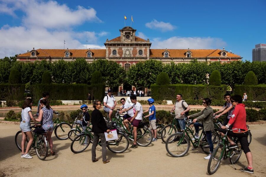 Unusual Barcelona Bike Tour in French - Who this tour suits best: couples, friends, and families