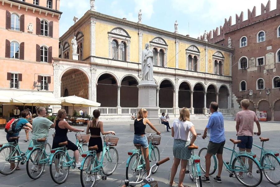 Verona: Highlights and Panorama Bike Tour - Juliet House balcony stop: Shakespeare, but with real city context