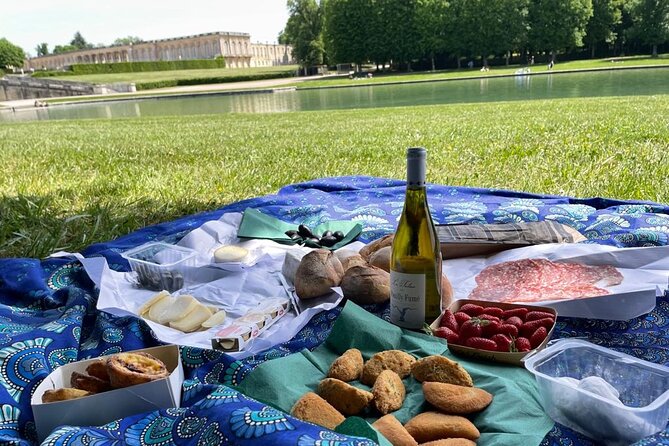 Versailles Full-Day Electric Bike Tour : Market, Picnic & Palace - Place du Marché Notre Dame: shop your lunch like a local