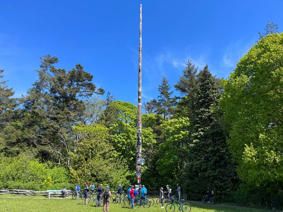 Victoria City Highlights Bike Tour - Castle Hoods & Legends - A 2.5-hour Victoria bike tour that fits real plans