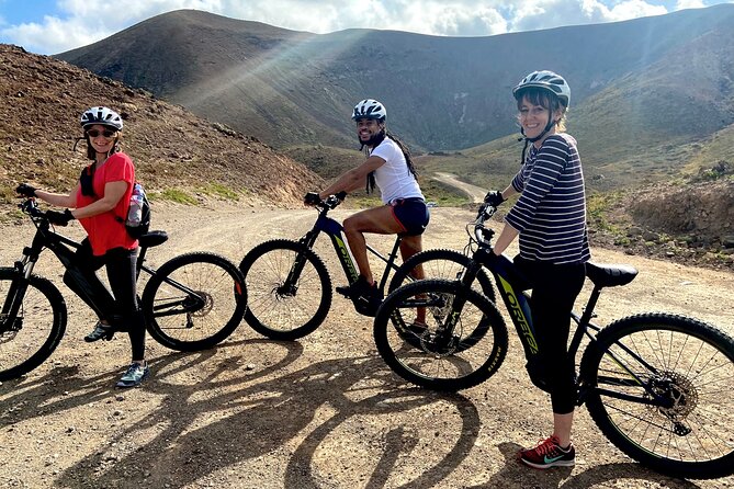 Volcanic Discovery PREMIUM eBike Tour: 35 km - Majanicho and Popcorn Beach (Mejillones): North Shore calm with a quirky name